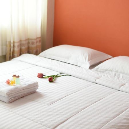 Roemah 28 Syariah Hotel Медан Екстериор снимка